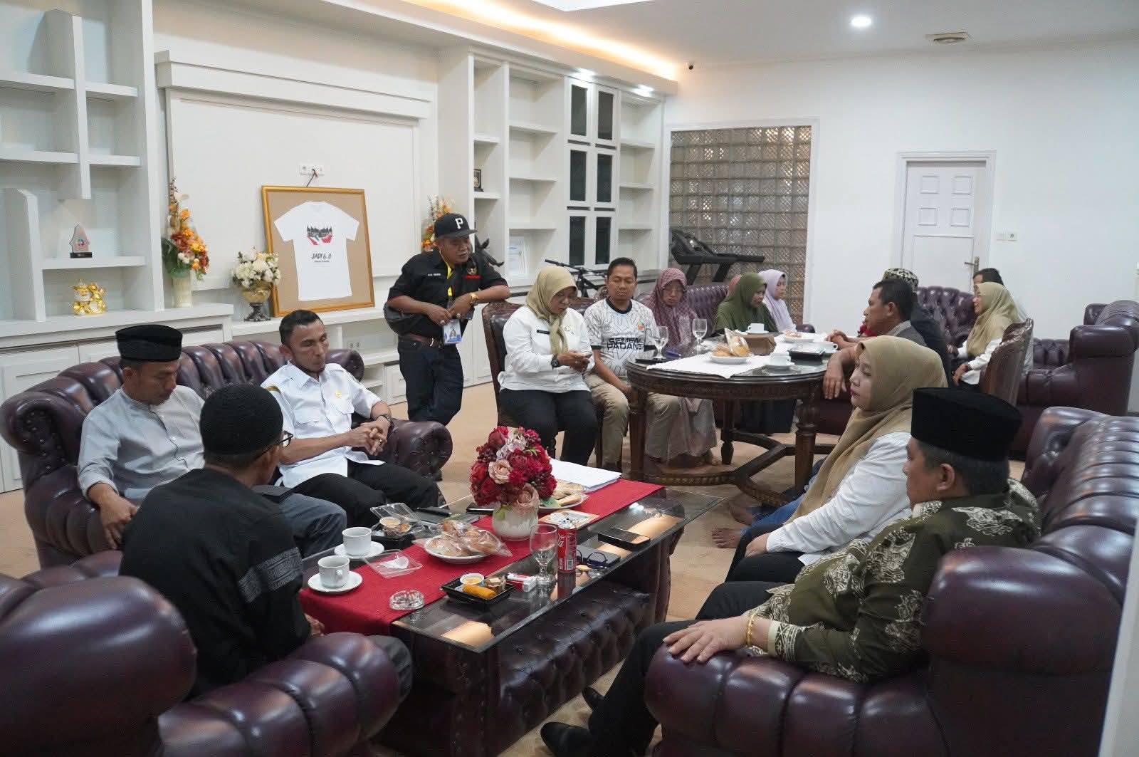 Suasana perwakilan warga tiga RT di kota Padang Panjang, saat audiensi dengan Wako Hendri di Rudin Wako.